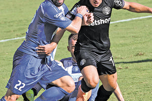 Νοικοκυράκης (δεξιά) σε φάση απο το φιλικό με με Χανιά