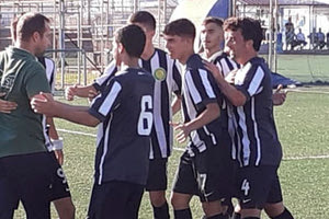 Οι πάικτες του Λίντο πανηγυρίζουν με τον Μάνο Παπαδόπουλο