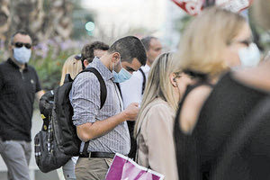σε αυστηρή επιτήρηση με μάσκες