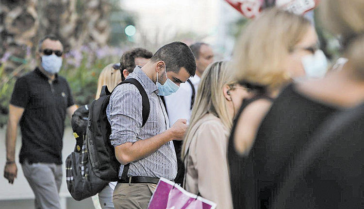 σε αυστηρή επιτήρηση με μάσκες