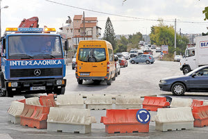 στω και προσωρινά με τη χρήση νεροπαγίδων, ενός  πρόχειρου κόμβου στον Άι Γιάννη Χωστό
