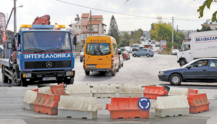 στω και προσωρινά με τη χρήση νεροπαγίδων, ενός  πρόχειρου κόμβου στον Άι Γιάννη Χωστό