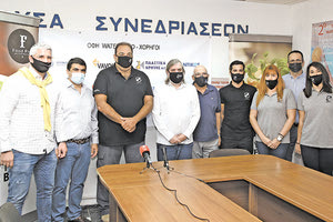 Τρίτος από αριστερά ο κ. Κεφαλάς με τον κ. Δανδάλη, τους παράγοντες και τα μέλη του Τεχνικού Επιτελείου πόλο του ΟΦΗ