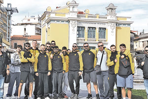 Χαμόγελα για τους παίκτες του Εργοτέλη πριν από το ματς στην Τρίπολη