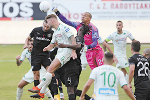 Ο μεγάλος πρωταγωνιστής του ΟΦΗ Βάτερμαν απομακρύνει την μπάλα από τα καρέ του