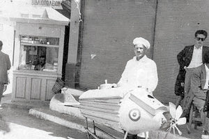 Η φωτογραφία της ημέρας: Ο Παπαμώρος με το αεροπλανάκι του στα στενά της Αγίας Τριάδας