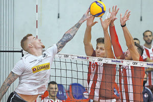 Ο Γερμανός Μαρξ στο ματς βόλεϊ του ΟΦΗ με τον Ολυμπιακό