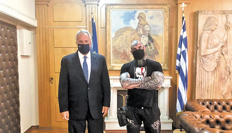 Ο υπουργός Μ. Βορίδης με τον ακτιβιστή Παναγιώτη Μήλα