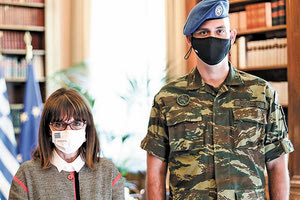 η Πρόεδρος της Δημοκρατίας Κατερίνα Σακελλαροπούλου αναφερόμενη στον Ανδρέα Χολέβα έναν νεαρό ομογενή, ο οποίος αφού απέκτησε ελληνικό διαβατήριο, υπηρέτησε στην Προεδρική Φρουρά