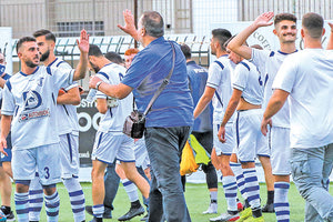 Οι παίκτες του Ηροδότου πανηγυρίζουν την νίκη μαζί με τους παράγοντες της ομάδας