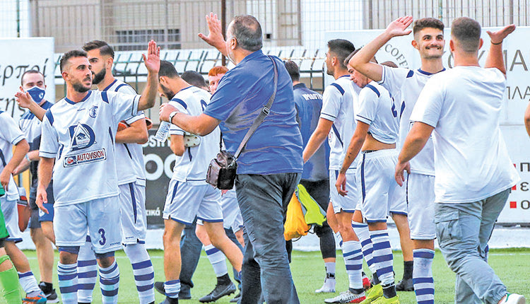 Οι παίκτες του Ηροδότου πανηγυρίζουν την νίκη μαζί με τους παράγοντες της ομάδας