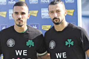 ΟΦΗ παρουσιάστηκε στην έναρξη με φανέλες που αναφέρονταν στη μάχη κατά του καρκίνου του μαστού. Με τη φανέλα αυτή βγήκε στο γήπεδο και ο αρχηγός του Παναθηναϊκού Κουρμπέλης