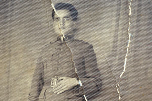 Ο λοχίας Ιωάννης Χλειουνάκης του Εμμανουήλ από τη Βιάννο.