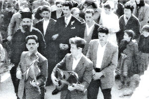 Γάμος στις Γούρνες το 1963. Στο βιολί ο Κωστής Μαρκάκης (Κοντόχας) και στη μαντόλα ο Γιάννης Γιαννουδάκης