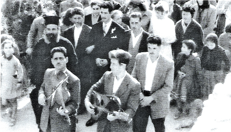 Γάμος στις Γούρνες το 1963. Στο βιολί ο Κωστής Μαρκάκης (Κοντόχας) και στη μαντόλα ο Γιάννης Γιαννουδάκης