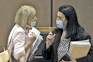 H Εισαγγελέας Αδαμαντία Οικονόμου με την πρόεδρο Μαρία Λεπενιώτη στη δίκη της Χρυσής Αυγής