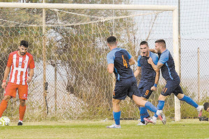 Τα πανηγύρια των παικτών του Αλμυρού για το γκολ του Αζίζι