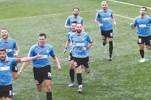 Οι παίκτες του Πόρου πανηγυρίζουν το γκολ της νίκης στα Μυσίρια