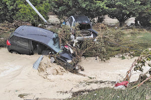 Το ρέμα του Καρτερού παρέσυρε αυτοκίνητα και κινδύνευσαν άνθρωποι