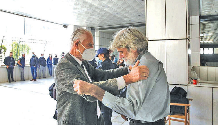 Δάκρυα συγκίνησης, χαράς και δικαίωσης και από τον Δημήτρη Ψαρρά μετά την απόφαση του δικαστηρίου για Χρυσή Αυγή
