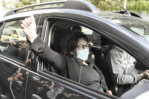 Η Μάγδα Φύσσα φεύγει για τελευταία φορά από το δικαστήριο με υψωμένη γροθιά