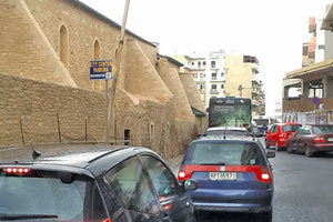 Επί της οδού Ι. Μητσοτάκη στην παραλιακή πίσω από τον Άγιο Πέτρο