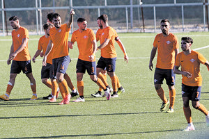 πανηγυρίζουν γκολ οι παίκτες του Αλμυρού