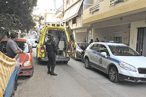 Έσφαξε τη μάνα του και μαχαίρωσε την αδερφή του - ασθενοφόρο