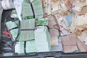 Λεφτά σε βαλίτσα