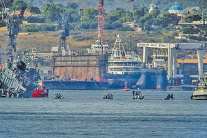 το φορτηγό πλοίο «Maersk Launceston» συγκρούστηκε με το ναρκοθηρευτικό του Πολεμικού Ναυτικού, «Καλλιστώ» στο λιμάνι του Πειραιά