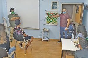 Ο κ. Σανδαλάκης διδάσκει σκακιστές