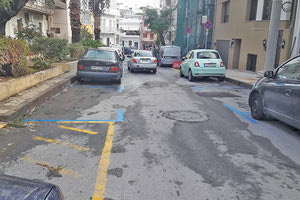 Δρόμος, κοντά στο Υγειονομικό, οι μπλε γραμμές δεν αναφέρονται στον Κ.Ο.Κ./9 π.μ. κενές οι θέσεις