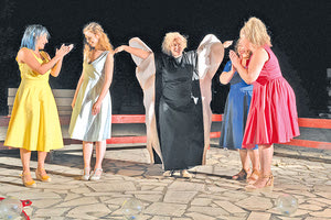 Η παράσταση “Αιδοιολογήματα” από την θεατρική ομάδα “Queen Bees”