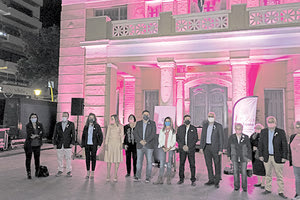 Ροζ φωτίστηκε η Περιφέρεια στο πλαίσιο των εκδηλώσεων για τον καρκίνο του μαστού