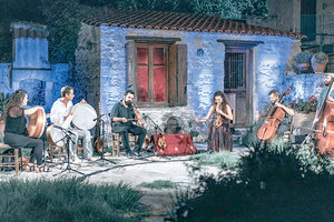 «Πιάσε την άκρη της κλωστής» είναι ο τίτλος της μουσικής παράστασης της Κέλυς Θωμά