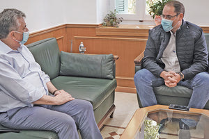 συνάντηση που είχε χθες ο Δήμαρχος Ανωγείων Σωκράτης Κεφαλογιάννης με τον Περιφερειάρχη Κρήτης Σταύρο Αρναουτάκη