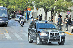 Ετοιμάζουν τις χειροπέδες και τα κελιά