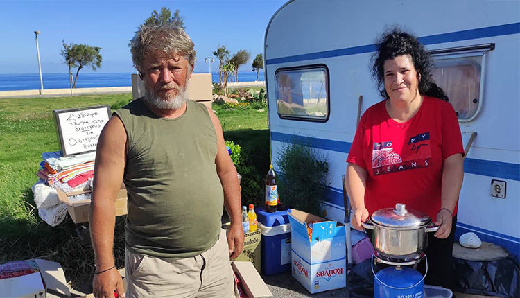 Ο Μηνάς Χατζηδάκης και η Όλγα Ψυχογιού μαγειρεύουν καθημερινά φαγητό για τους άστεγους του Ηρακλείου στο τροχόσπιτο της αγάπης