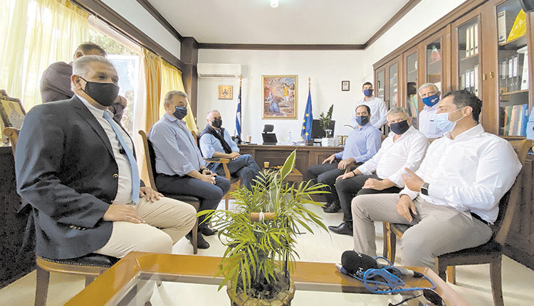 Από τη σύσκεψη στο γραφείο του δημάρχου Φαιστού