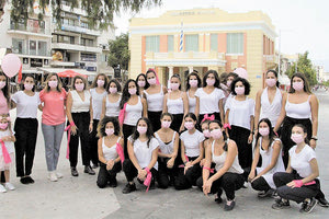 Τριάντα πέντε εθελοντές χόρεψαν για να ευαισθητοποιήσουν τον κόσμο για τον καρκίνο του μαστού