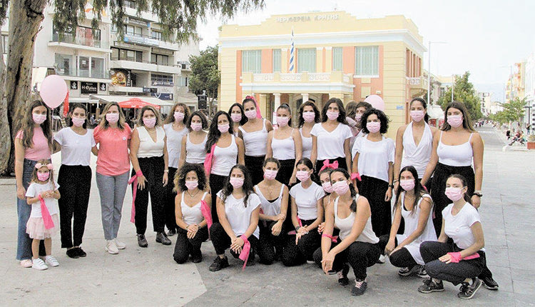 Τριάντα πέντε εθελοντές χόρεψαν για να ευαισθητοποιήσουν τον κόσμο για τον καρκίνο του μαστού