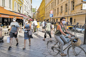 Κάποιες χώρες κλείνουν σχολεία, ακυρώνουν τακτικά χειρουργεία, στρατολογούν φοιτητές ιατρικής