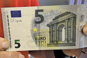 Νέα χαρτονομίσματα των 5 ευρώ με την υπογραφή Λαγκάρντ.
