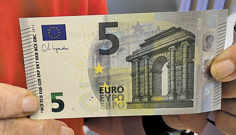 Νέα χαρτονομίσματα των 5 ευρώ με την υπογραφή Λαγκάρντ.