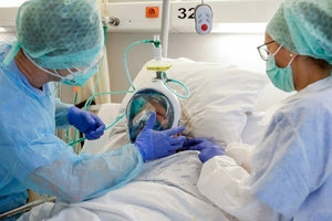 Η Covid-19 είναι τουλάχιστον πέντε φορές πιο φονική από τη γρίπη για τους νοσηλευόμενους ασθενείς