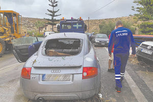 Το Audi δεν παρασύρθηκε από τα ορμητικά νερά, καθώς ένα όχημα της ΔΕΥΑΗ αποτέλεσε ανάχωμα