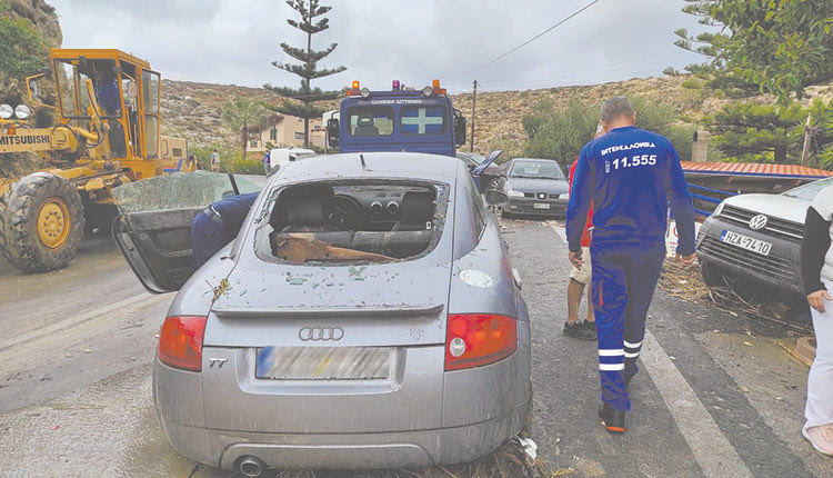 Το Audi δεν παρασύρθηκε από τα ορμητικά νερά, καθώς ένα όχημα της ΔΕΥΑΗ αποτέλεσε ανάχωμα