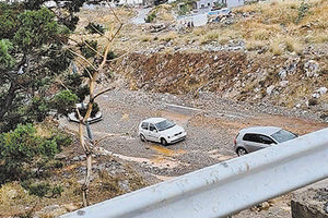 Γέμισε πέτρες από την κατολίσθηση η γέφυρα στη λεωφόρο Σενετάκη