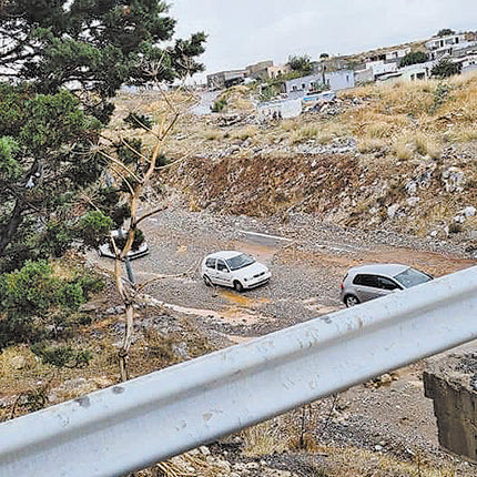 Γέμισε πέτρες από την κατολίσθηση η γέφυρα στη λεωφόρο Σενετάκη