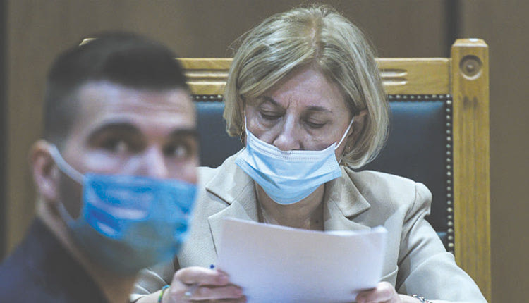 Η κ. Οικονόμου εμμένει στην πρότασή της για τις αναστολές